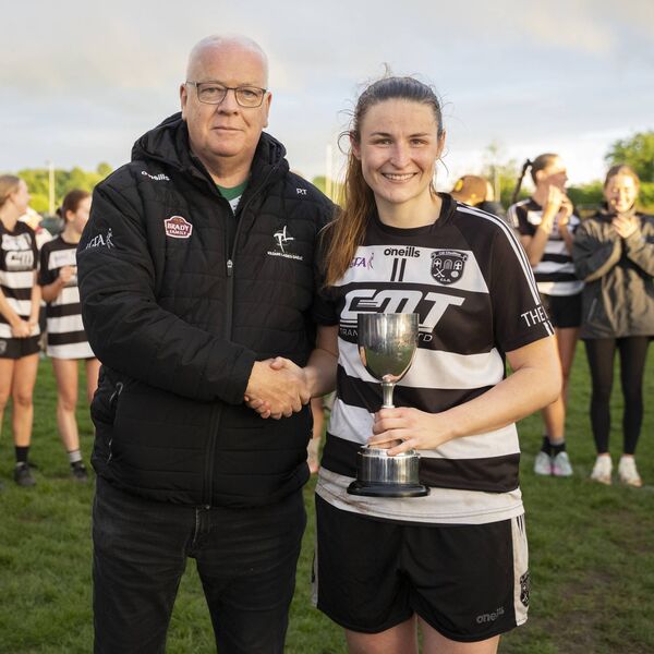 Pat Travers with Kilcullen captain Jayne Peacocke. Photo; Aisling Hyland. Pat Travers with Kilcullen captain Jayne Peacocke. Photo; Aisling Hyland.