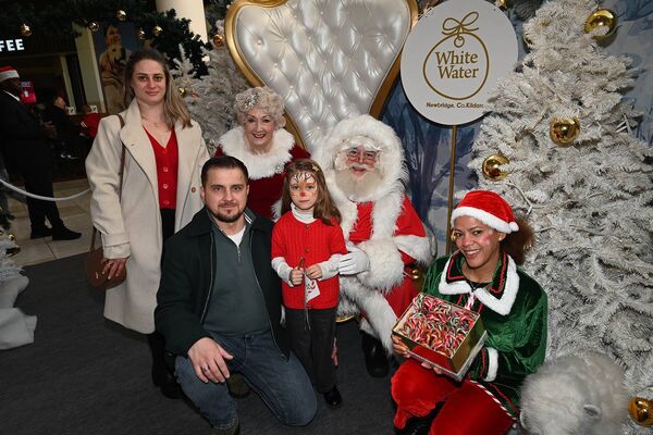 Hincui and Betti and Family with Santa and Mrs Claus Hincui and Betti and Family with Santa and Mrs Claus